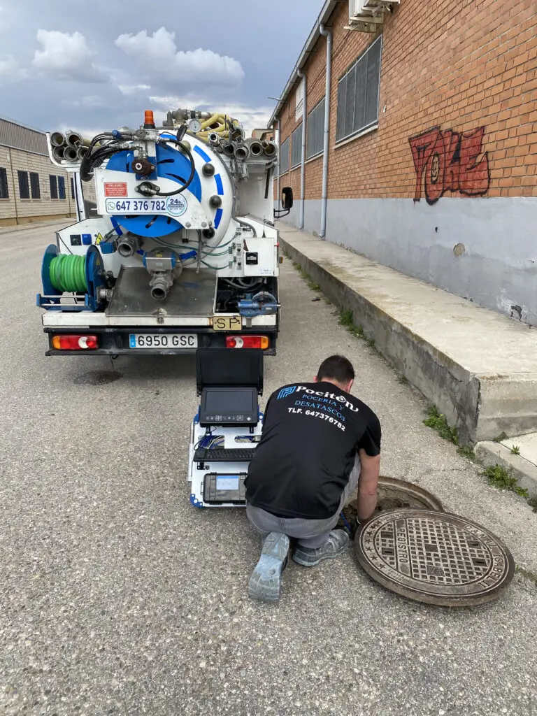 Pocero inspeccionando una tubería de saneamiento